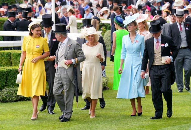 Le roi et la reine avec Lady Frederick Windsor et Lord Frederick Windsor (Jonathan Brady/PA) 