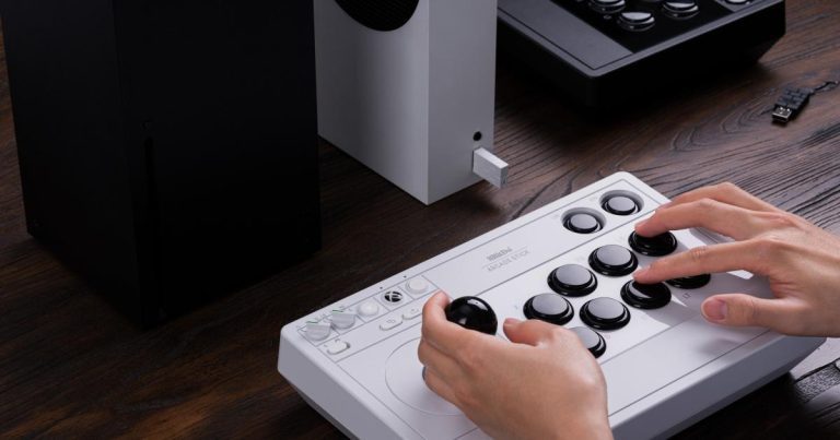 Le stick d’arcade sous licence Xbox de 8BitDo est sans fil et personnalisable