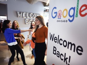 Les employés sont accueillis à nouveau au travail avec un petit-déjeuner à la cafétéria des bureaux de Google à Chicago le 5 avril 2022.