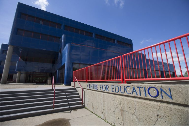 L’école d’Edmonton s’éloigne de l’enregistrement d’un enseignant donnant des conférences à un élève pour avoir sauté des activités sur le thème de la fierté