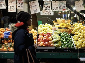 Un acheteur dans un marché de produits frais à Toronto.