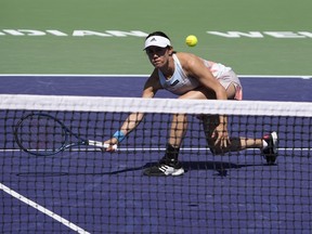 Miyu Kato, du Japon, revient lors d'un match de demi-finale en double au tournoi de tennis BNP Paribas Open le vendredi 17 mars 2023 à Indian Wells, en Californie.