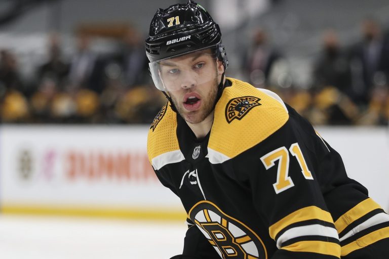 Les Blackhawks acquièrent l’attaquant Taylor Hall dans le cadre d’un échange multijoueur avec les Bruins