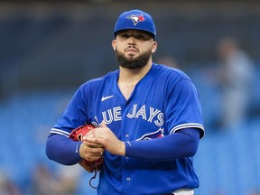 Alek Manoah des Blue Jays de Toronto regarde depuis le monticule contre les Astros de Houston.