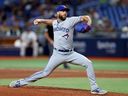 Anthony Bass des Blue Jays lance en septième manche lors d'un match contre les Rays au Tropicana Field de St Petersburg, en Floride, le 22 mai 2023.