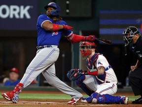 Vladimir Guerrero Jr. des Blue Jays de Toronto frappe un doublé.