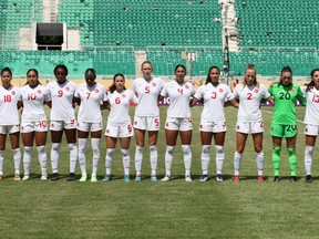 Amanda Allen, Thaea Mouratidis, Clare Logan Zoe Markesini, Ella Otte, Mya Archibald Faith Fenwick et Florianne Jourde sont présentées avant leur match d'ouverture le vendredi 26 mai 2023 contre la Jamaïque au Championnat féminin des moins de 20 ans de la CONCACAF.  Le Canada affronte le Mexique en demi-finale du Championnat féminin des moins de 20 ans de la CONCACAF.  Les deux finalistes et l'équipe classée troisième du tournoi réunissant huit pays réservent leurs billets pour la Coupe du Monde U-20 de la FIFA l'an prochain.