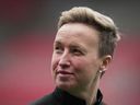 L'entraîneur-chef de l'équipe nationale féminine de soccer du Canada, Bev Priestman, quitte le terrain après l'entraînement de l'équipe à Vancouver, le jeudi 7 avril 2022. Priestman nomme sa formation avant le tournoi pour un camp en Australie avant la Coupe du monde féminine de la FIFA du mois prochain.