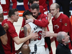 Caleb Martin du Miami Heat célèbre avec ses coéquipiers après une victoire 111-108 contre les Denver Nuggets dans le match 2.