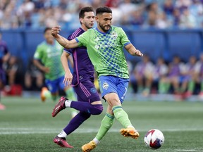 Le milieu de terrain des Seattle Sounders Cristian Roldan (7) marque un but lors d'un match de football MLS contre le Charlotte FC, le samedi 10 juin 2023, à Charlotte, Caroline du Nord