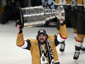 Mark Stone des Golden Knights de Vegas patine avec la Coupe Stanley après que les Knights aient vaincu les Panthers de la Floride 9-3 dans le cinquième match de la finale de la Coupe Stanley de hockey de la LNH mardi.  , le 13 juin 2023, à Las Vegas.  Les Knights ont remporté la série 4-1.