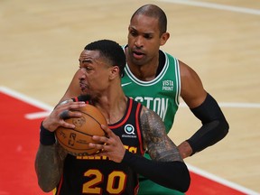 John Collins (20) des Atlanta Hawks affronte Al Horford (42) des Boston Celtics au cours du premier quart du match 6 des éliminatoires du premier tour de la Conférence Est à State Farm Arena le 27 avril 2023 à Atlanta, Géorgie.