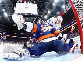 Ilya Sorokin des Islanders de New York effectue un arrêt en deuxième période sur David Kampf des Maple Leafs de Toronto à l'UBS Arena le 21 mars 2023 à Elmont, New York.