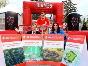 Front LR, Jeff McCaig, président de la Calgary Flames Foundation et Sheila Taylor, PDG de la Parks Foundation Calgary avec le joueur des Flames Mikael Backlund alors que la Calgary Flames Foundation a annoncé un don à cinq espaces récréatifs à Calgary en partenariat avec la Parks Foundation Calgary le jeudi 11 mai. 2023.