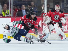 Charle Truchon (47 ans) des Remparts de Québec vérifie Jared Davidson (29 ans) des Thunderbirds de Seattle sous le regard du gardien québécois William Rousseau lors de la finale de la coupe Memorial à Kamloops, en Colombie-Britannique, le dimanche 4 juin 2023.