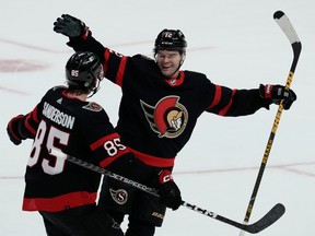 Photo d'archives/ Le défenseur des Sénateurs d'Ottawa Jake Sanderson court pour féliciter l'ailier droit Alex DeBrincat pour son but gagnant en prolongation contre les Flyers de Philadelphie, le jeudi 30 mars 2023 à Ottawa.