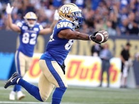 Le receveur éloigné des Blue Bombers de Winnipeg Rasheed Bailey marque un touché au cours du premier quart d'action de la LCF contre les Tiger-Cats de Hamilton à Winnipeg le 9 juin 2023.