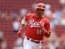 Joey Votto des Cincinnati Reds dirige les buts après avoir réussi un coup de circuit de trois points lors de la troisième manche d'un match de baseball contre les Cardinals de St. Louis à Cincinnati, le 24 juillet 2022. 