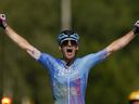 Le vainqueur de l'étape Hugo Houle du Canada célèbre en franchissant la ligne d'arrivée lors de la seizième étape de la course cycliste du Tour de France sur 178,5 kilomètres (111 milles) avec départ à Carcassonne et arrivée à Foix, France, le mardi 19 juillet 2022. Michael Woods, Houle et Guillaume Boivin rouleront ensemble dans l'engagement d'Israel-Premier Tech pour le Tour de France.  LA PRESSE CANADIENNE/AP-Thibault Camus