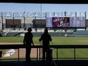 Des ouvriers aident à préparer un nouveau parc de baseball à Las Vegas sur cette photo du 28 mars 2019.  Le bail d'Oakland Athletics à Oakland Coliseum court jusqu'en 2024, et il y a une chance que l'équipe joue les saisons 2025 et 2026 au Las Vegas Ballpark, domicile de leur filiale triple A, les Aviators.