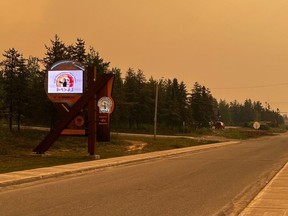 On voit de la fumée obscurcir le ciel de la nation crie d'Oujé-Bougoumou sur une photo du 6 juin 2023.