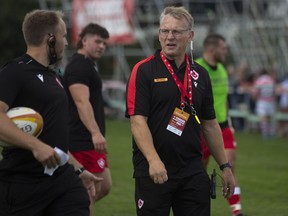 L'entraîneur de l'équipe masculine senior canadienne de 15 ans, Kingsley Jones, regarde pendant l'échauffement de l'équipe avant le premier match de la voie de qualification pour la Coupe du monde de rugby 2023 contre les US Eagles, au Swilers Rugby Club à St. John's, le samedi 4 septembre 2021 .