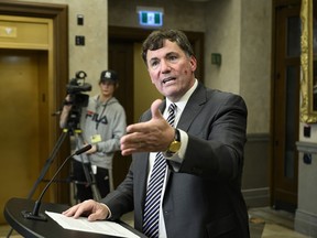 Le ministre des Affaires intergouvernementales, de l'Infrastructure et des Collectivités, Dominic LeBlanc, prend la parole lors d'une conférence de presse suite à la démission de David Johnston, rapporteur spécial indépendant sur l'ingérence étrangère, dans le Foyer de la Chambre des communes sur la Colline du Parlement à Ottawa, le samedi 10 juin 2023.