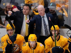 L'entraîneur des Nashville Predators John Hynes, en haut à droite, et l'entraîneur adjoint Dan Lambert font un geste aux joueurs lors de la troisième période du match de hockey de l'équipe de la LNH contre l'Avalanche du Colorado le vendredi 14 avril 2023 à Nashville, Tennessee.