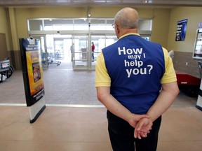 Un cadre supérieur travaillant comme hôte chez Walmart dans un magasin de l'Ohio.