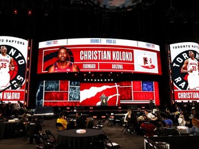 Une vue générale alors que le sous-commissaire Mark Tatum annonce Christian Koloko comme le 33e choix des Raptors de Toronto lors du repêchage de la NBA 2022 au Barclays Center le 23 juin 2022 à New York.