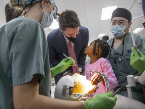 Amanda Ibeya, quatre ans, jette un regard perturbé sur Justin Trudeau après que le premier ministre l'ait interrompue alors qu'elle jouait avec des outils d'étudiante en médecine dentaire à la Schulich School of Medicine and Dentistry de l'Université Western à London, en Ontario.  le 1er décembre 2022.