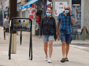 OTTAWA - 6 juin 2023 - Debbie Wallace et Paul Gecius marchent dans le marché By à Ottawa avec leurs masques en raison de la mauvaise qualité de l'air mardi.  TONY CALDWELL, Postmédia.