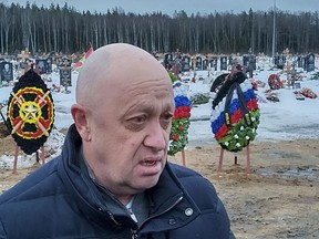 Le chef du groupe Wagner, Yevgeny Prigozhin, assiste aux funérailles de Dmitry Menchikov, un combattant du groupe Wagner décédé lors d'une opération spéciale en Ukraine, au cimetière Beloostrovskoye à l'extérieur de Saint-Pétersbourg, en Russie, le samedi 24 décembre 2022.