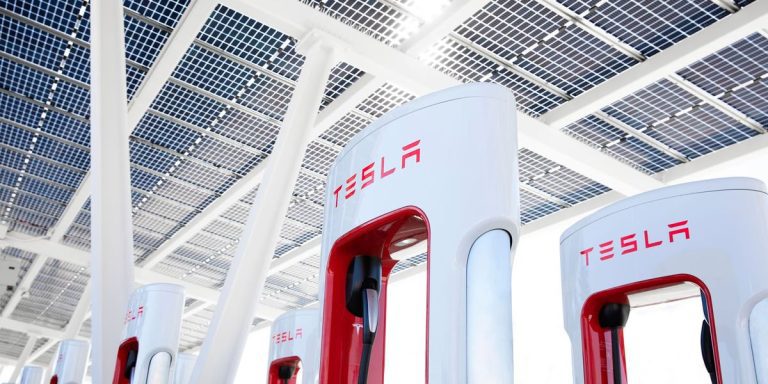 Les véhicules électriques GM utiliseront le réseau de recharge Tesla à partir de 2024