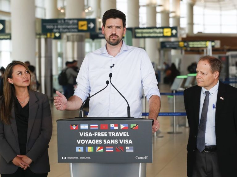 Les voyageurs connus de 13 autres pays peuvent sauter le visa pour venir au Canada: ministre