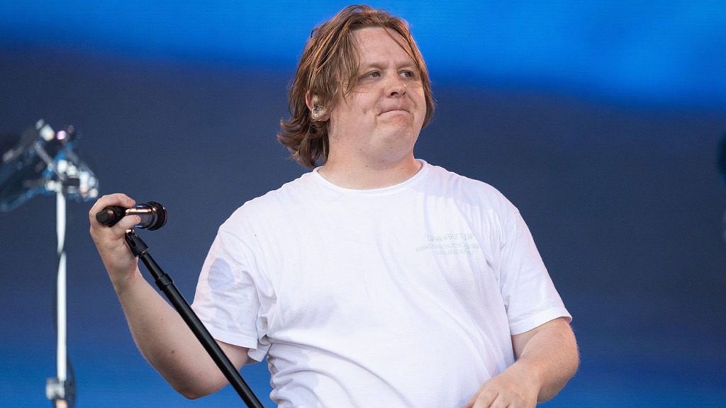 Lewis Capaldi fera une pause dans sa tournée pour «l'avenir prévisible»
