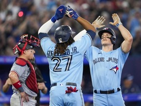 Matt Chapman des Blue Jays, à droite, célèbre son coup de circuit avec Vladimir Guerrero Jr. contre les Twins lors de la cinquième manche au Rogers Centre de Toronto, le dimanche 11 juin 2023.