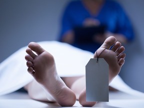 Libre de pieds avec étiquette d'orteil de cadavre à la morgue.