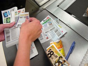 Un acheteur trie des coupons à une caisse.  Les consommateurs doivent consacrer du temps, des efforts et des fonds à la planification, à la budgétisation et aux achats en période d'inflation élevée.