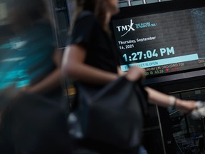 Un piéton passe devant la Bourse de Toronto dans le quartier financier de Toronto.