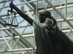 Une statue de la balance de la justice est montrée dans cette photo de fichier Postmedia