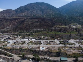 Les restes de la piscine du village et des propriétés couvertes de débris qui ont été détruites par le feu de forêt de 2021 sont vus à Lytton, en Colombie-Britannique, le mercredi 15 juin 2022.