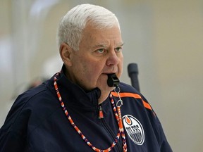 L'entraîneur-chef des Oilers d'Edmonton, Ken Hitchcock, surveille de près l'entraînement de l'équipe à Edmonton le 12 février 2019. Hitchcock entrera au Temple de la renommée du hockey en tant que bâtisseur en novembre 2023.