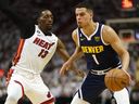 Michael Porter Jr. des Denver Nuggets dribble contre Bam Adebayo du Miami Heat.