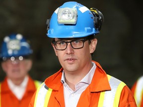 Le ministre du Travail de l'Ontario, Monte McNaughton, affirme que les conservateurs d'aujourd'hui sont le parti des cols bleus.