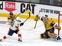 Adin Hill des Golden Knights de Vegas défend le filet contre Sam Reinhart des Panthers de la Floride.