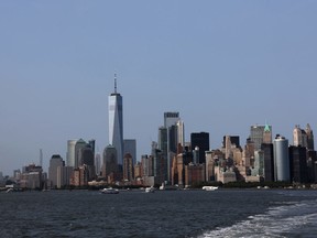 La ligne d'horizon de Manhattan est vue depuis le ferry de Staten Island le 23 mai 2023 à New York.  (Photo de Spencer Platt/Getty Images)