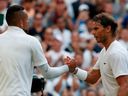 Nick Kyrgios (à gauche) serre la main de Rafael Nadal après un match.