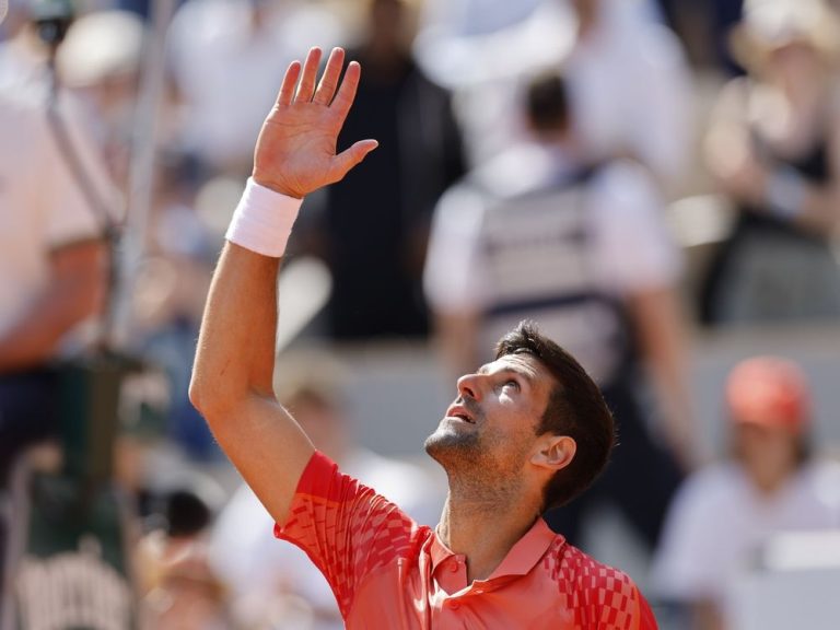 Novak Djokovic doit s’abstenir de messages politiques à Roland-Garros : ministre des Sports