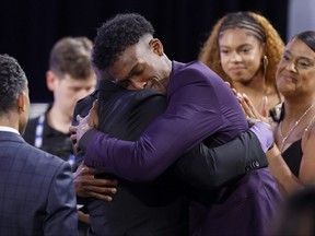 Olivier-Maxence Prosper célèbre après avoir été repêché 24e choix au total par les Sacramento Kings lors du premier tour du repêchage de la NBA 2023 au Barclays Center le 22 juin 2023 à Brooklyn.